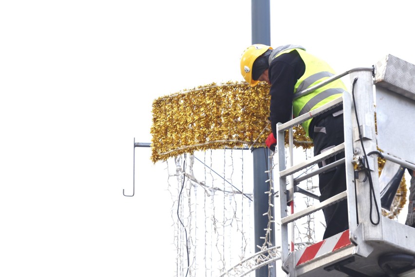 Warszawa: Świąteczna iluminacja 2019 [ZDJĘCIA] Są już pierwsze ozdoby. Stolica przygotowuje się na święta Bożego Narodzenia