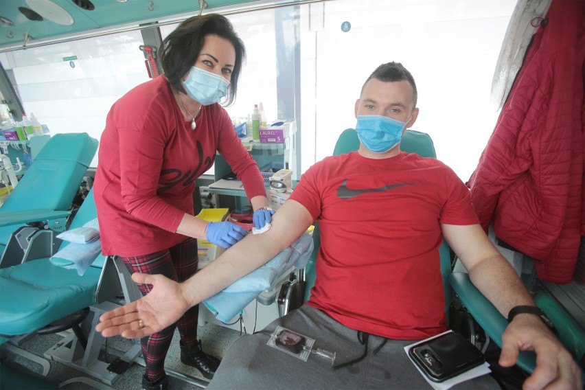 Mieszkańcy Szczecina oddają krew na apel Regionalnego...