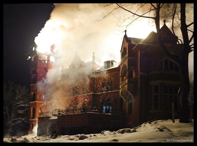 Pożar w pałacu Hardtów w Wąsowie wybuchł 19 lutego 2011 r. Jego pracownicy, zanim wezwali pomoc, przez około 13 minut kasowali ostrzeżenia systemu przeciwpożarowego. Budynek uległ poważnym zniszczeniom spaliło się poddasze i wnętrza na piętrach budynku