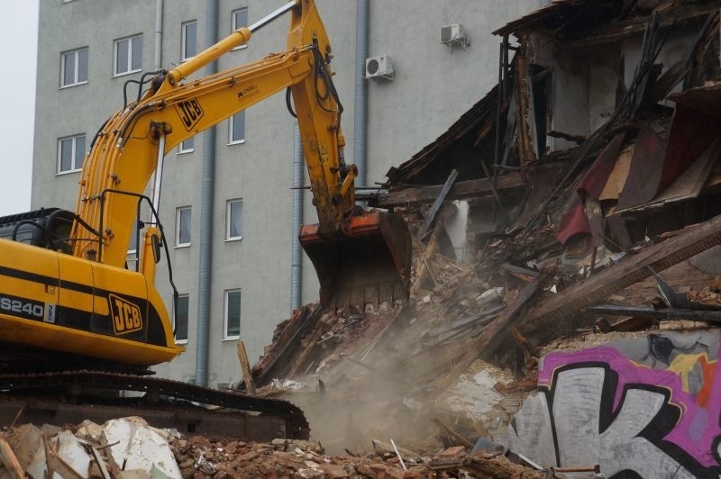 Trwa wyburzanie kamienicy przy ulicy Jurowieckiej 10. Domu...