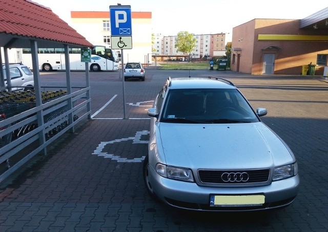 Na pustym parkingu autodrań wybrał miejsce dla osób niepełnosprawnych.