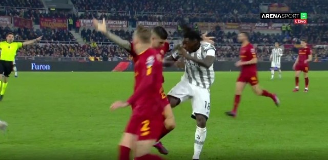 Napastnik JuventusuTuryn, Moise Kean kopie kolanem w udo obrońcy AS Romy, Gianluki Manciniego
