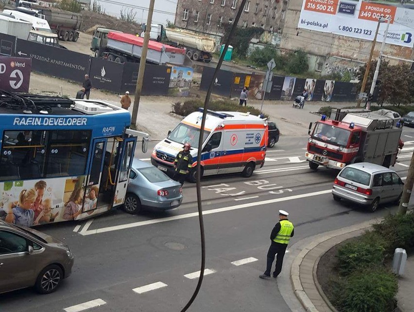 Wypadek na Traugutta. Samochód wjechał pod tramwaj 