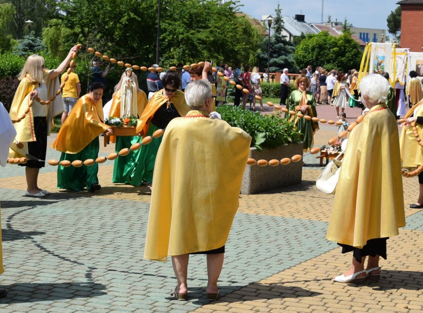 Boże Ciało 2020 w Ostrołęce. Procesja z kościoła pw. Zbawiciela Świata. 11.06.2020. Zdjęcia