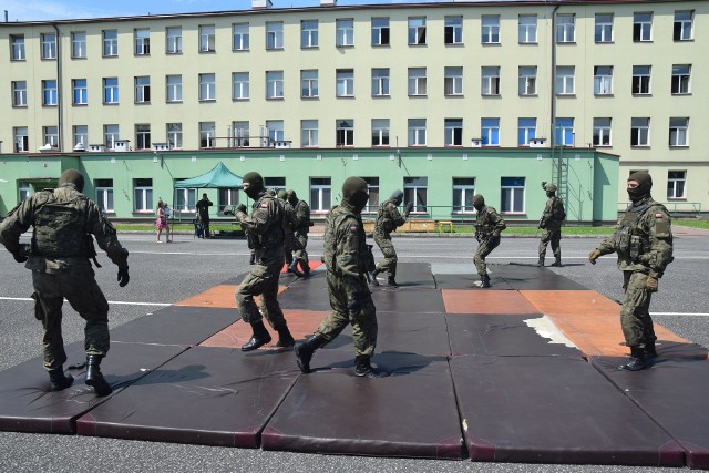 Radomscy terytorialsi podczas pokazowych ćwiczeń na terenie 42 Bazy Lotnictwa Szkolnego na radomskim Sadkowie.