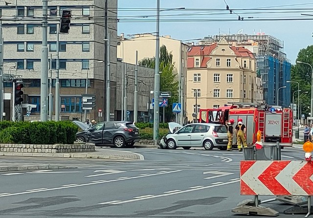 Wypadek na rondzie Kaponiera w Poznaniu. W sobotę po godz. 10 zderzyły się tam dwa samochody. Poszkodowane jest 4-miesięczne dziecko.Przejdź do kolejnego zdjęcia --->