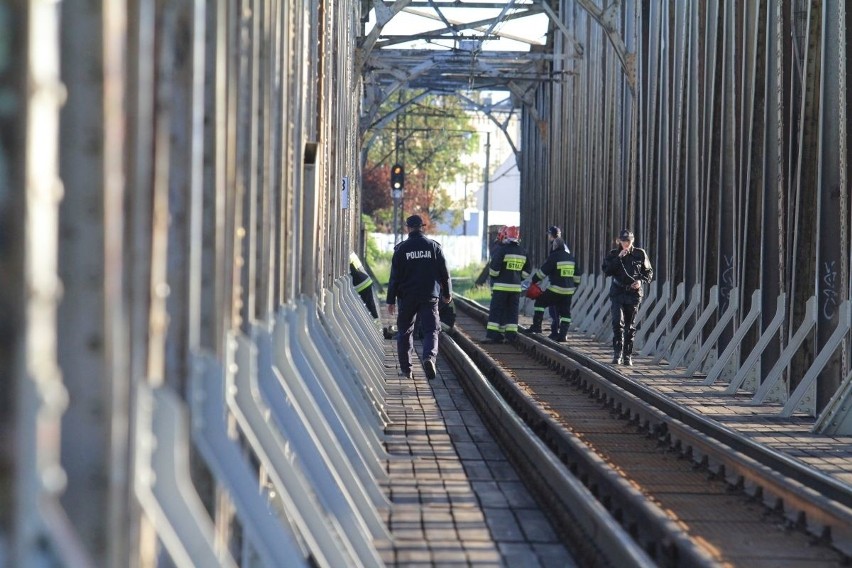 Wrocław: Groził, że skoczy do Odry z mostu kolejowego (ZDJĘCIA)