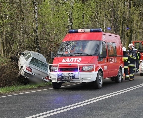 77-latek zmarł po uderzeniu w przydrożne drzewo. Przyczyny wypadku nie są ustalone.