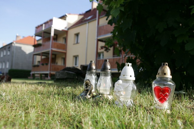 W miejscu, gdzie znaleziono zwłoki 18-letniej Magdy, mieszkańcy ustawili znicze.