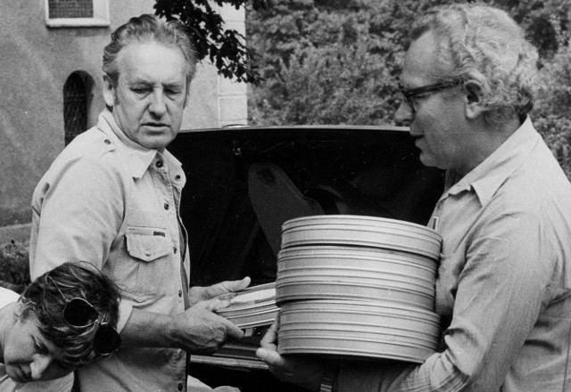 LLF w Łagowie. 1981 r. Andrzej Wajda przekazuje rolki z filmem „Człowiek z żelaza” Włodzimierzowi Piwowarczykowi