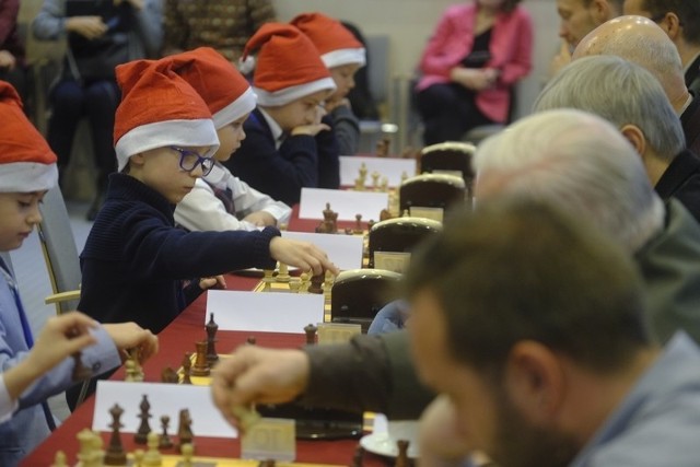 Święty Mikołaj poprowadził do boju najlepszych młodych szachistów (6-8 lat) z naszego województwa przeciwko drużynie marszałka Piotra Całbeckiego, w skład której weszli między innymi przedstawiciele świata nauki i biznesu, samorządowcy, nauczyciele i społecznicy z regionu. Towarzyski mecz szachowy odbył się w Mikołajki (6 grudnia) w Urzędzie Marszałkowskim.Zobacz: Psiaki do adopcji. Pomóż im znaleźć dom! [ZDJĘCIA]W „Drużynie Świętego Mikołaja” znalazło się 15 najlepszych młodych szachistów z całego regionu:Mateusz Kopaczewski   (6 lat) – Toruń,Jan Majek  (6 lat) – Nowa Wieś,Jan Stanisławski  (7 lat) – Włocławek, Ignacy Sokulski  (7 lat) – Toruń,Piotr Paprota  (7 lat) – Grudziądz,Igor Gwara   (7 lat) – Grudziądz,Zuzanna Gackowska  (8 lat) – Bydgoszcz,Piotr Kurta  (6 lat) – Górsk,Witold Malinowski  (8 lat) – Golub-Dobrzyń, Jakub Gręda  (6 lat) – Sadki,Dominik Achtel  (7 lat) –  Bydgoszcz,Antoni Kruszyński (7 lat) – Włocławek,Małgorzata Manthey  (7 lat) –  Bydgoszcz,Bartosz Bąk (7 lat) – Kowalewo Pomorskie,Krzysztof Schmidt  (7 lat) –  Bydgoszcz.  Czytaj: https://plus.nowosci.com.pl/wiadomosci/a/seksualnie-napastowal-wlasne-dzieci-trafi-do-zamknietego-osrodka-w-gostyninie,12740108  Dodatkową atrakcją wydarzenia była partia szachowa rozegrana przez najstarszego aktywnego szachistę w z regionu Jana Kudłacika (86 lat) z jednym z najmłodszych zawodników tej dyscypliny Mateuszem Kopaczewskim (6 lat). Każdy uczestnik spotkania mógł się też zmierzyć w indywidualnej partii z Alicją Śliwicką, mistrzynią Europy oraz wicemistrzynią świata juniorek w szachach.