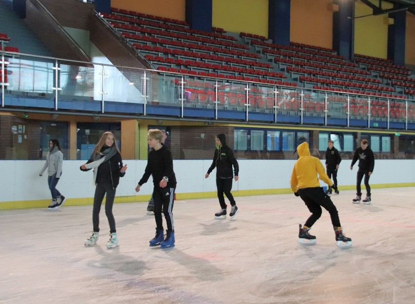 Białystok. Sezon 2019/2020 na lodowisku BOSiR otwarty. Już pierwszego dnia było sporo miłośników lodowej ślizgawki [ZDJĘCIA]