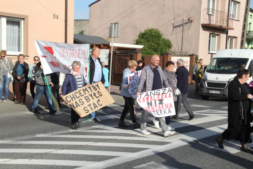 Protest na drodze krajowej 72 w Brzezinach. Mieszkańcy przeciwko wysokim cenom za pogrzeb. ZDJĘCIA