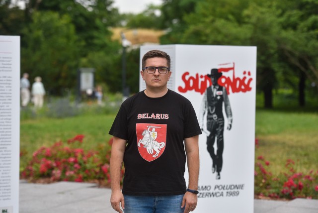 Paweł Juszkiewicz na tle plakatu, który w Polsce stał się symbolem zwycięstwa wolności i demokracji, nad opresyjnym systemem.
