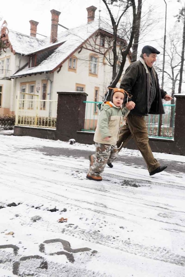 Kiedy popada śnieg dziury wypełnione są lodową mazią. Znacznie gorzej jest kiedy przychodzi odwilż - w błocie brną dzieci z rodzicami.