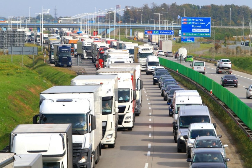 Zator na A4 przy Kątach Wrocławskich w kierunku na...