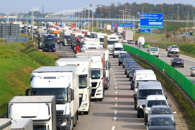 Zator na A4 przy Kątach Wrocławskich w kierunku na Zgorzelec. Utrudnienia potrwają kilka godzin 13.10.2022