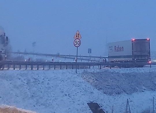 Fatalne warunki na drogach w regionie radomskim. Cyklon "Pit" atakuje wiatrem i śniegiem. Raport na bieżąco