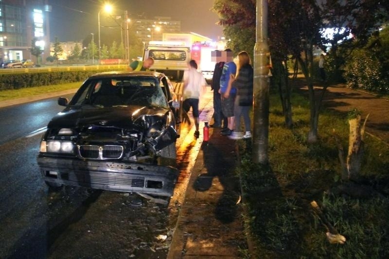 Wrocław: Bmw uderzyło w latarnię na Hallera. 18-latek stracił panowanie nad autem (ZDJĘCIA)