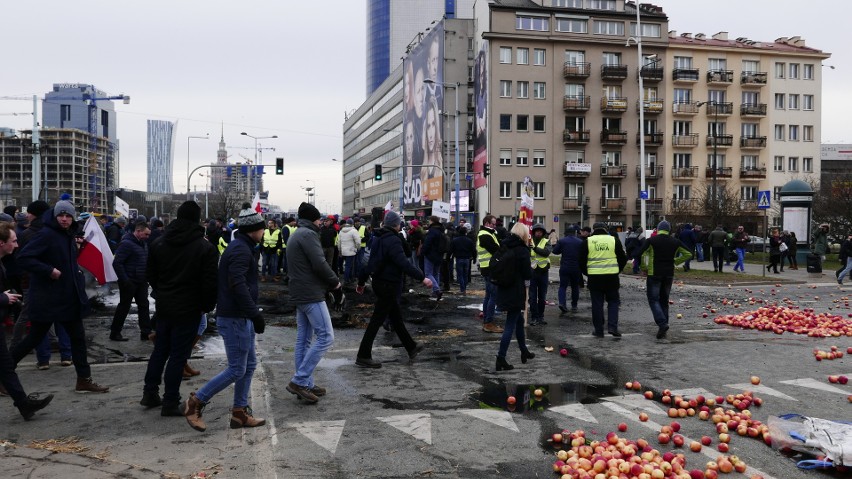 Protest rolników na placu Zawiszy