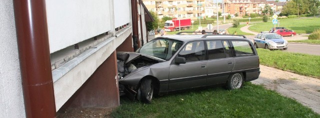 18- latek nie zachował ostrożności i wjechał w blok.