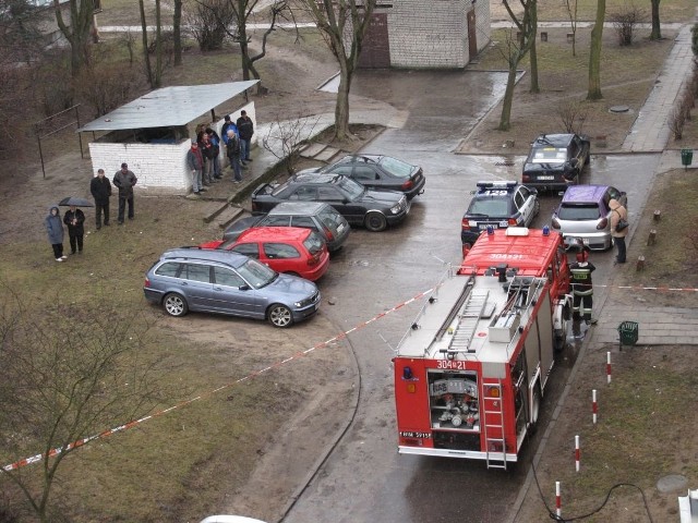Mezczyzna chcial popelnic samobójstwo w mieszkaniu na ul. Bema w Bialymstoku (twarze policyjnych negocjatorów zostaly zamazane)