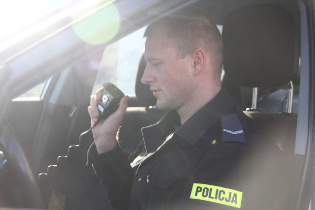 Grafficiarz zniszczył elewację bloków. Pomalował też windę i auto