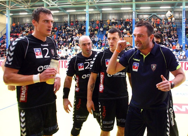 Zbigniew Kwiatkowski (pierwszy z lewej) nie odnalazł się w zespole prowadzonym przez trenera Rafała Białego (pierwszy z prawej).