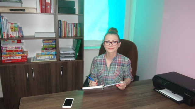 Psycholog Justyna Pokrzywka jest właścicielką Gabinetu Psychologicznego w Kielcach, który jest ukierunkowany na potrzeby najmłodszych. Rodzice moga tu liczyć na fachową poradę dotyczącą rozwoju ich dziecka.