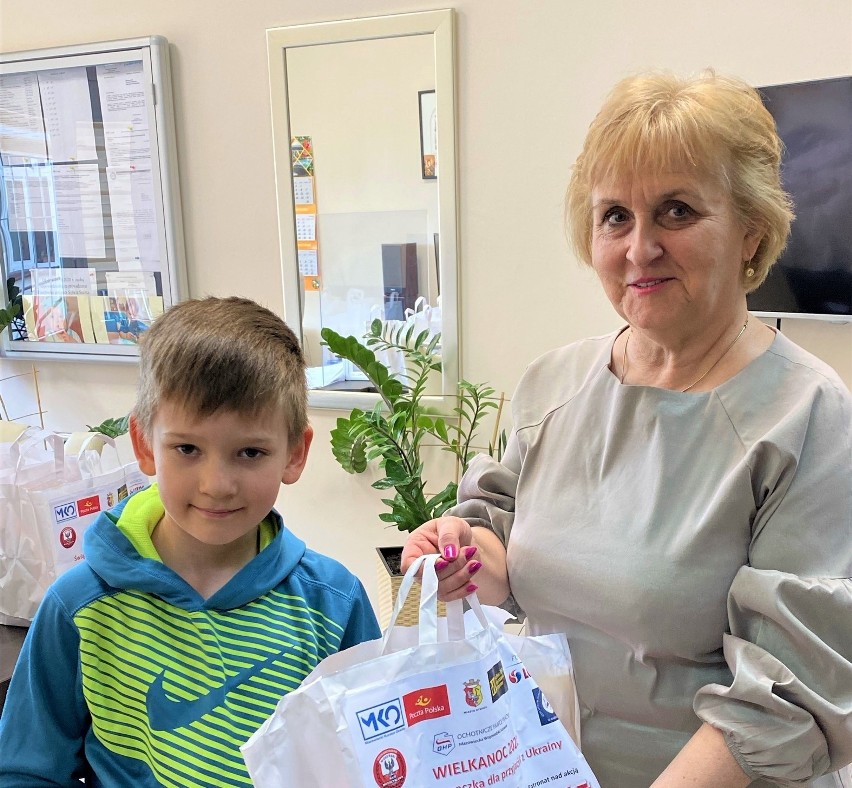 Ostrów. Paczki dla ukraińskich rodzin z okazji Wielkanocy. W akcję włączyły się szkoły i przedszkola