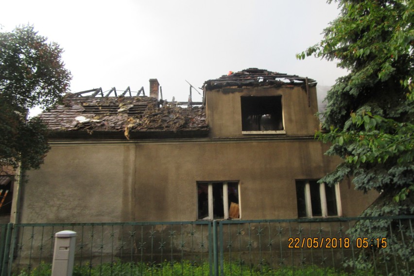 Pożar w domu przy ul. Kochanowskiego w nocy gasili strażacy...