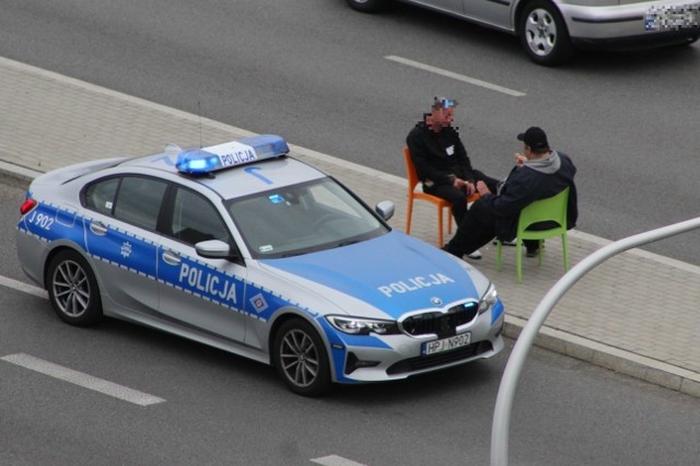 Dwóch mężczyzn siedziało na krzesełkach na pasie rozdzielającym jezdnie ulicy Niemodlińskiej w Opolu. Konieczna była interwencja policji.