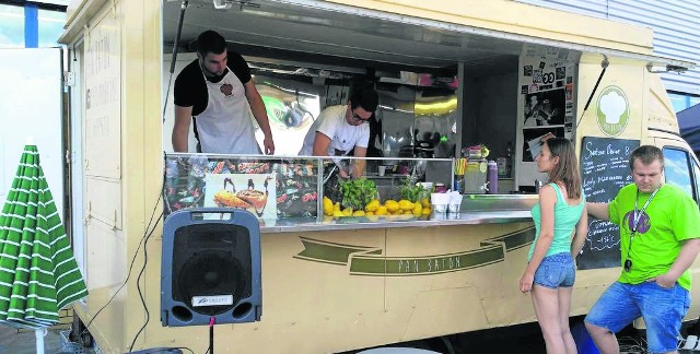 Do Stalowej Woli zjedzie 16 food trucków, miedzy innymi Pan Baton oferujący niezwykłe smażone batony