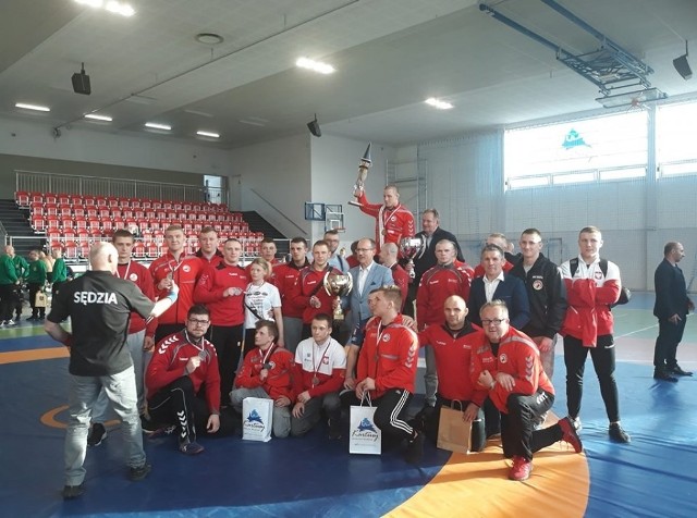 Zapaśnicy Olimpijczyka Radom podczas mistrzostw Polski seniorów w Kartuzach zdobyli 11 medali.