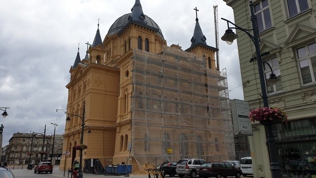 Aktualnie trwa remont południowej fasady kościoła.