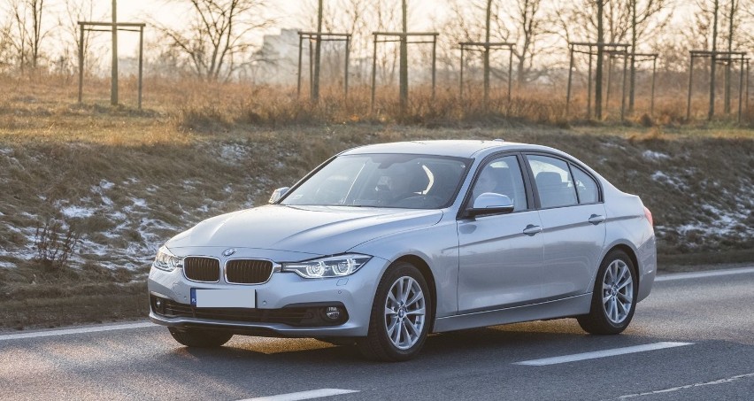 To srebrne BMW 330i xDrive, z dwulitrową jednostką benzynową...