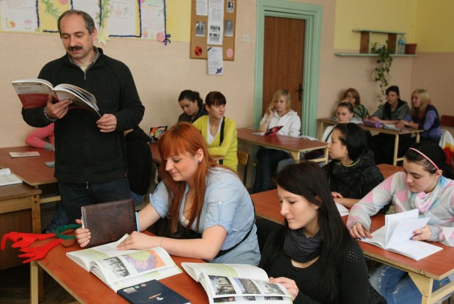 Nasi nauczyciele pracują podobną liczbę godzin rocznie jak Węgrzy i Grecy...