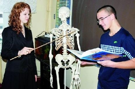 Uczniowie I LO w Łomży Zuzanna Pac, finalistka olimpiady z biologii i Marcin Włodkowski, laureat olimpiady historycznej sumiennie przygotowują się do kolejnego konkursu