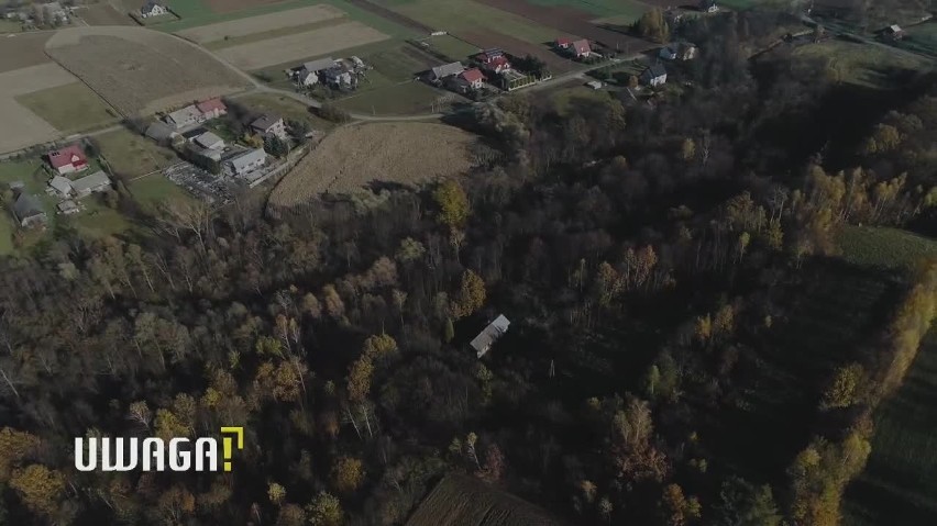 Trzciana. Mieszka z chorym synem w zrujnowanej stajni. W nocy owijają się folią [30.12.]