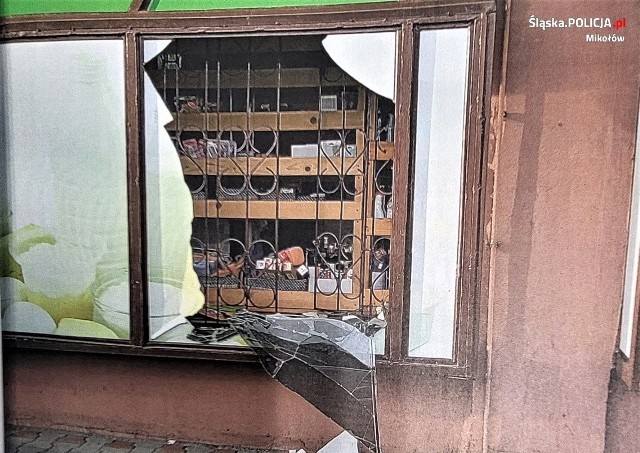 17-letni mieszkaniec Mikołowa wybił sklepową witrynę. Później znieważył i zaatakował mundurowych
