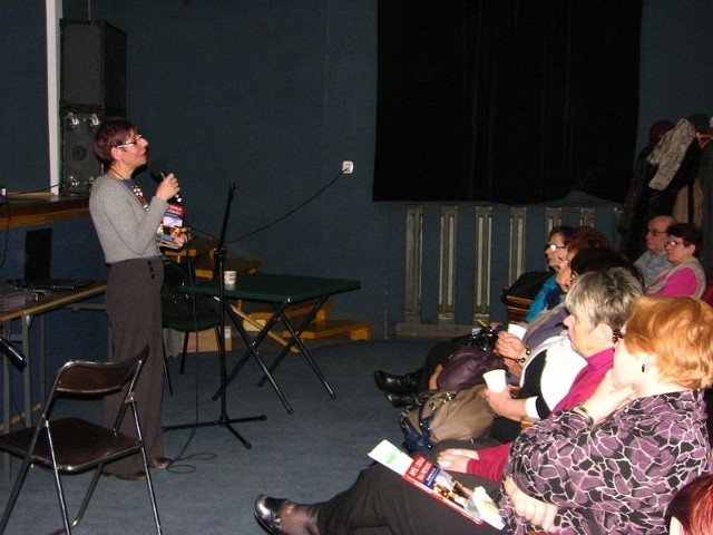 Jolanta Szwalbe podczas wykładu ze studentami i studentkami UTW