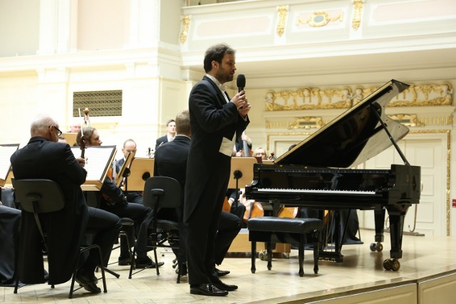 Łukaz Borowicz tym razem był nie tylko dyrygentem, ale przewodnikiem po muzyce