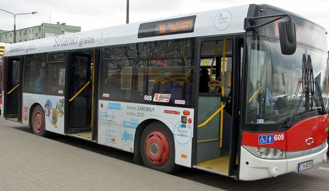 Autobus Miejskiego Przedsiębiorstwa Komunikacyjnego, przypominający o akcji "Solanki masz gratis".