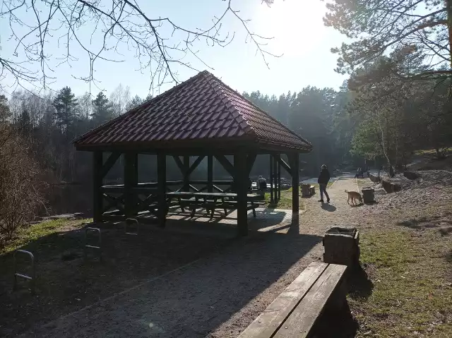 Nad Stawek Upiorów najlepiej dojść od stacji kolejowej Ustka Uroczysko w zachodniej części Ustki. Można oczywiście pojechać pociągiem, ale można też podjechać do stacji autem. Tuż przy peronie jest drogowskaz wskazujący nam, w którą stronę powinniśmy skierować kroki. Idziemy ścieżką wzdłuż torów i płotu, który wytycza teren wojskowy.