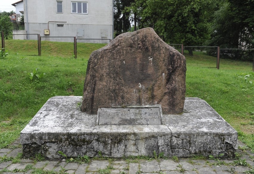 W Krasiczynie pod Przemyślem celowo zniszczono tablicę z...