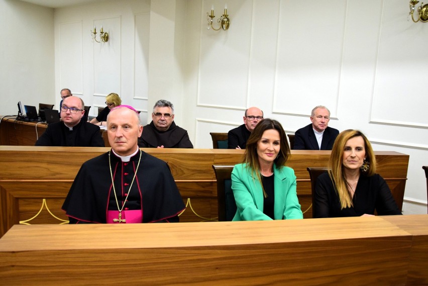 Na zdjęciu od lewej: biskup Marek Solarczyk oraz...