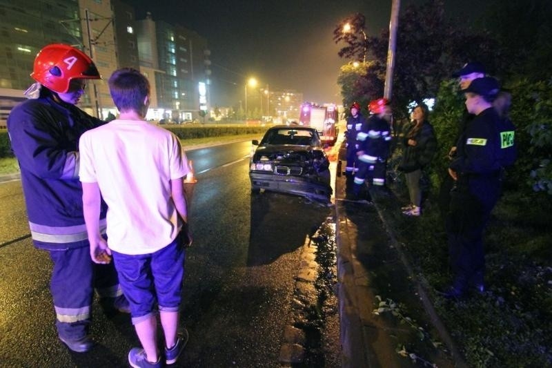 Wrocław: Bmw uderzyło w latarnię na Hallera. 18-latek stracił panowanie nad autem (ZDJĘCIA)