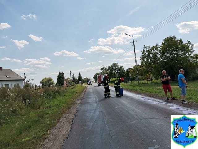 W Bągarcie kobieta jadąca skuterem najechała na plamę, straciła panowanie nad pojazdem i upadła. Wkrótce druhowie popędzili do kolejnej akcji - pożaru prasy i rżyska w Trzebczu Szlacheckim