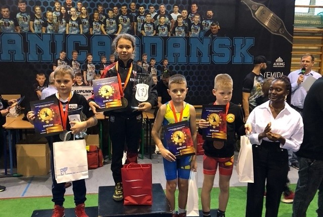 Tola Rudnik ze swoimi trofeami na najwyższym stopniu podium