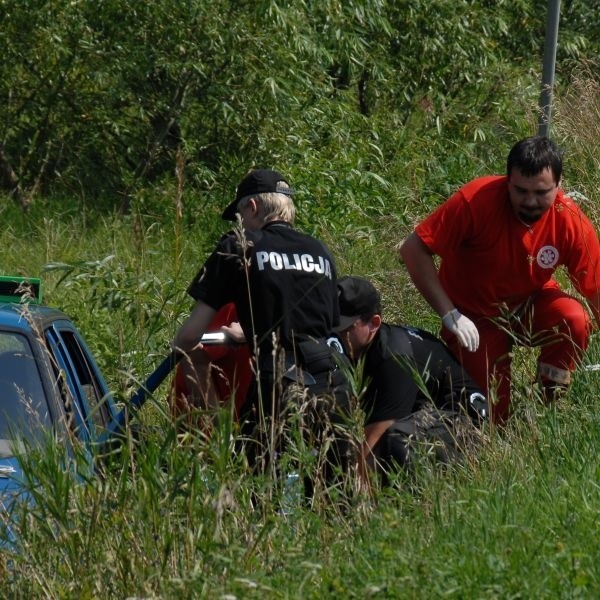 Wypadek pod Kleosinem - samochód zjechal do rowu